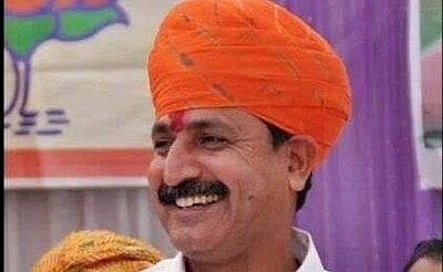 MP:  BJP MLA  Dilip Shekhawat greeted with a garland of shoes during campaign