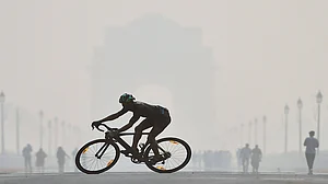Moderate fog in Delhi, minimum temperature below 5 degree Celsius
