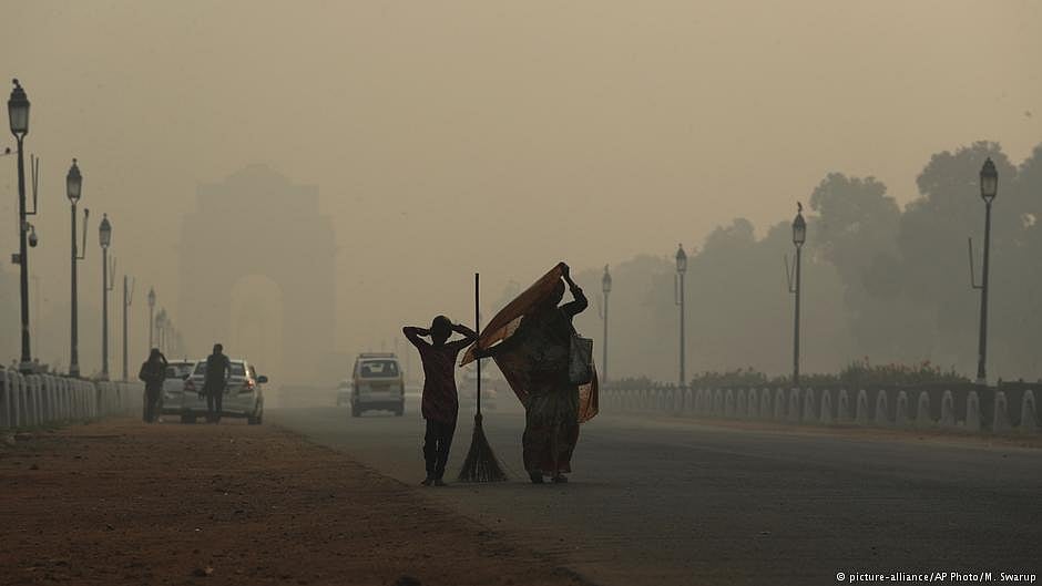 Eye-stinging smog layer blankets Delhi as air quality nears 'severe' zone