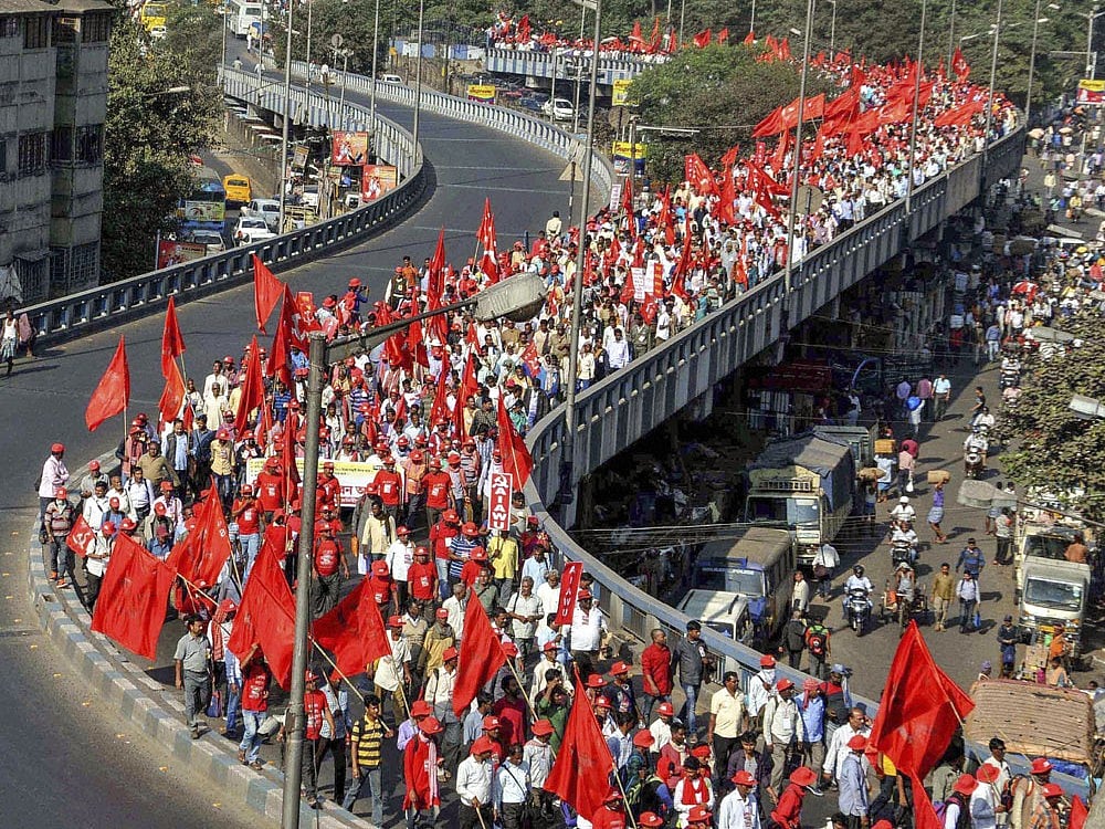 Farmers take over Delhi streets demanding  loan waiver, higher crop prices