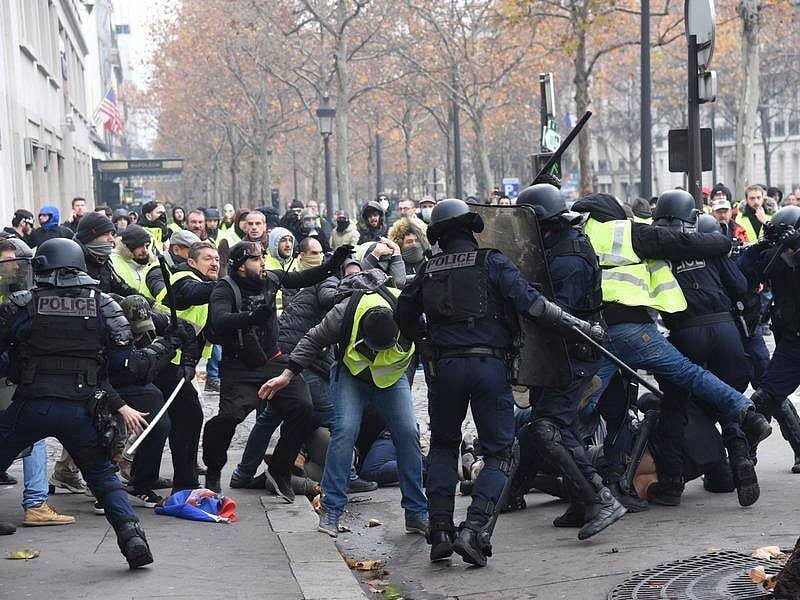 Yellow vests protest: France may consider imposing emergency to control civil unrest