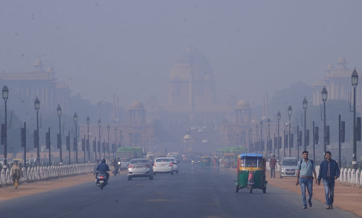 Cold wave continues in Delhi, mercury drops to 5.8 degree Celsius