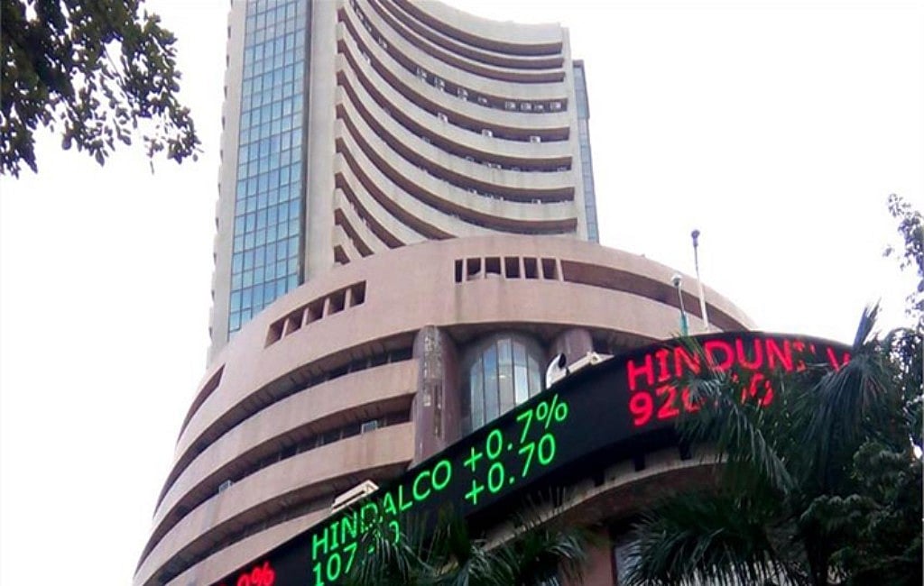 Sensex crashes at 500 points and Nifty over 140 points 