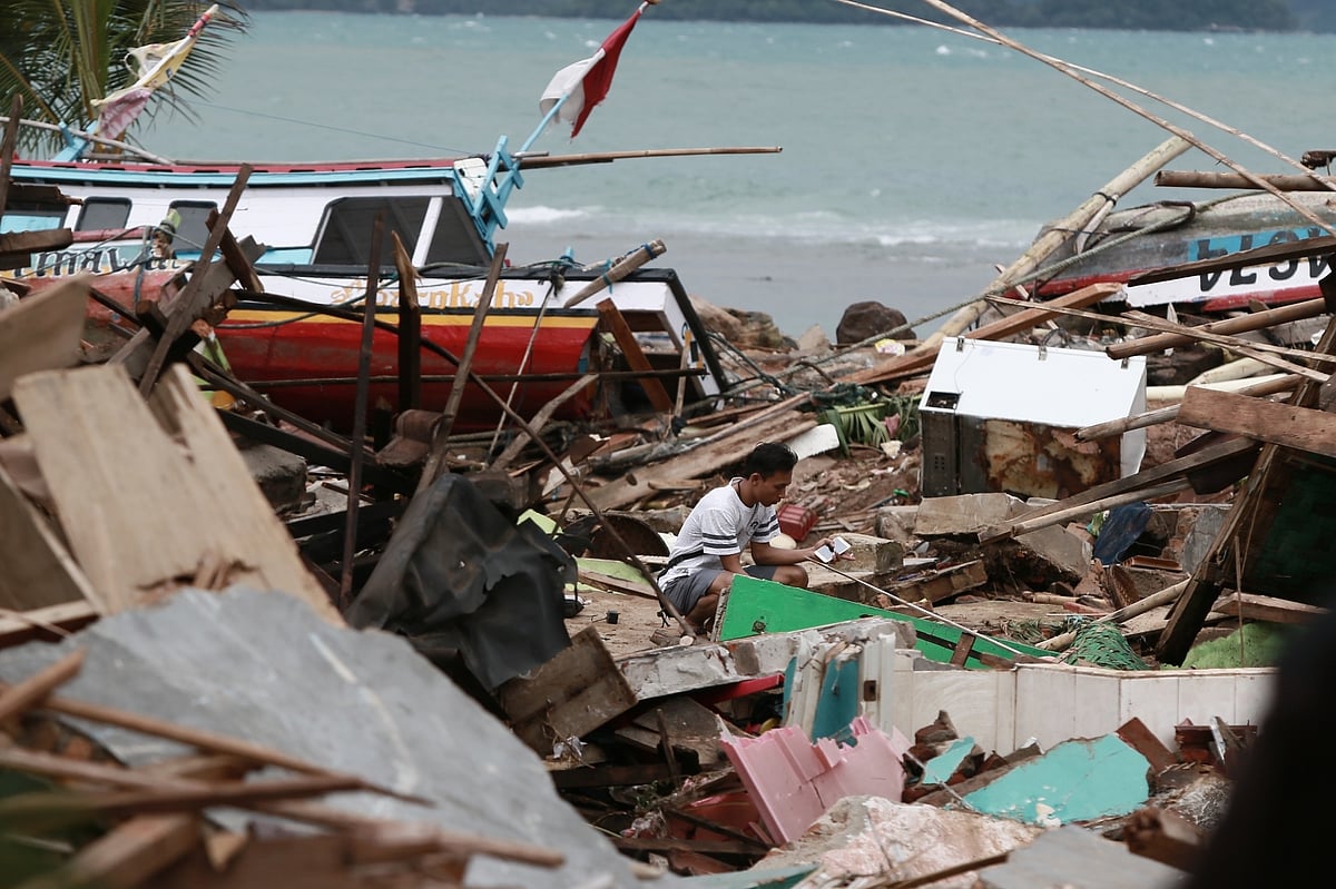 Indonesia tsunami: Rain hinders search for survivors