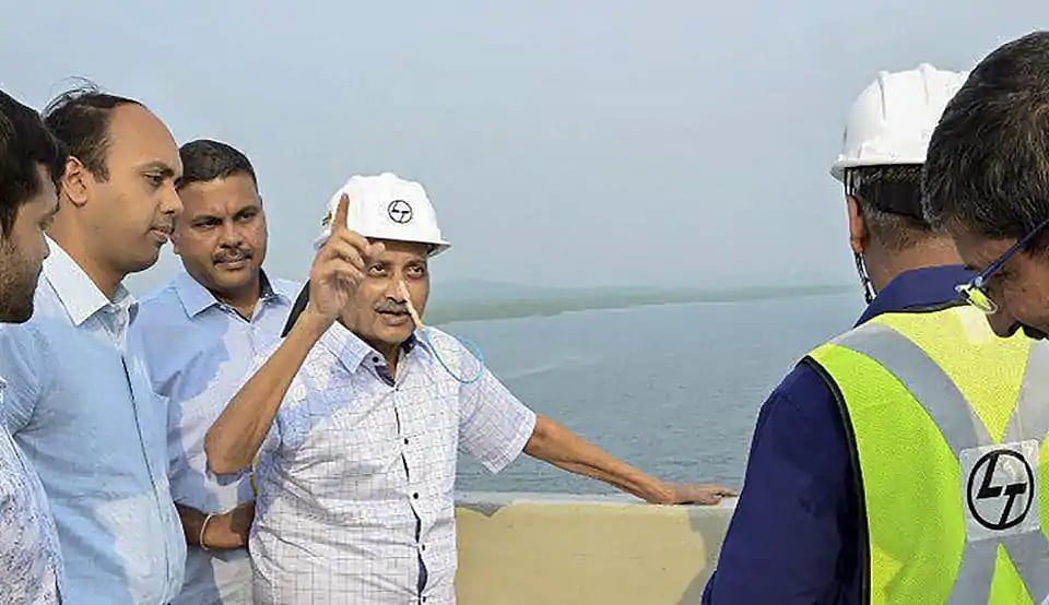 Unfurl tricolour on Goa Liberation Day: Congress to Parrikar after bridge visit
