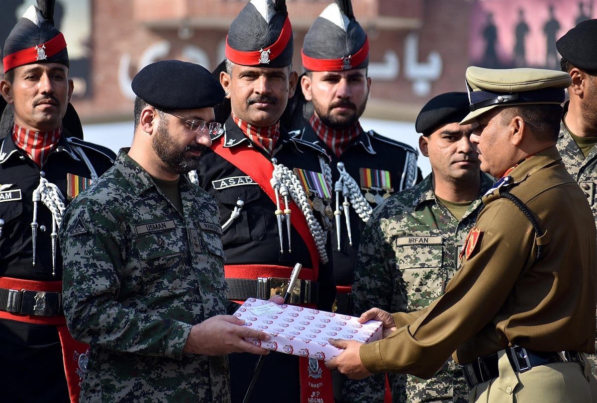 BSF offers sweets to Pakistan Rangers to mark 70th republic day; thousands converge for Retreat ceremony