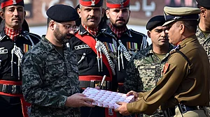 BSF offers sweets to Pakistan Rangers to mark 70th republic day; thousands converge for Retreat ceremony