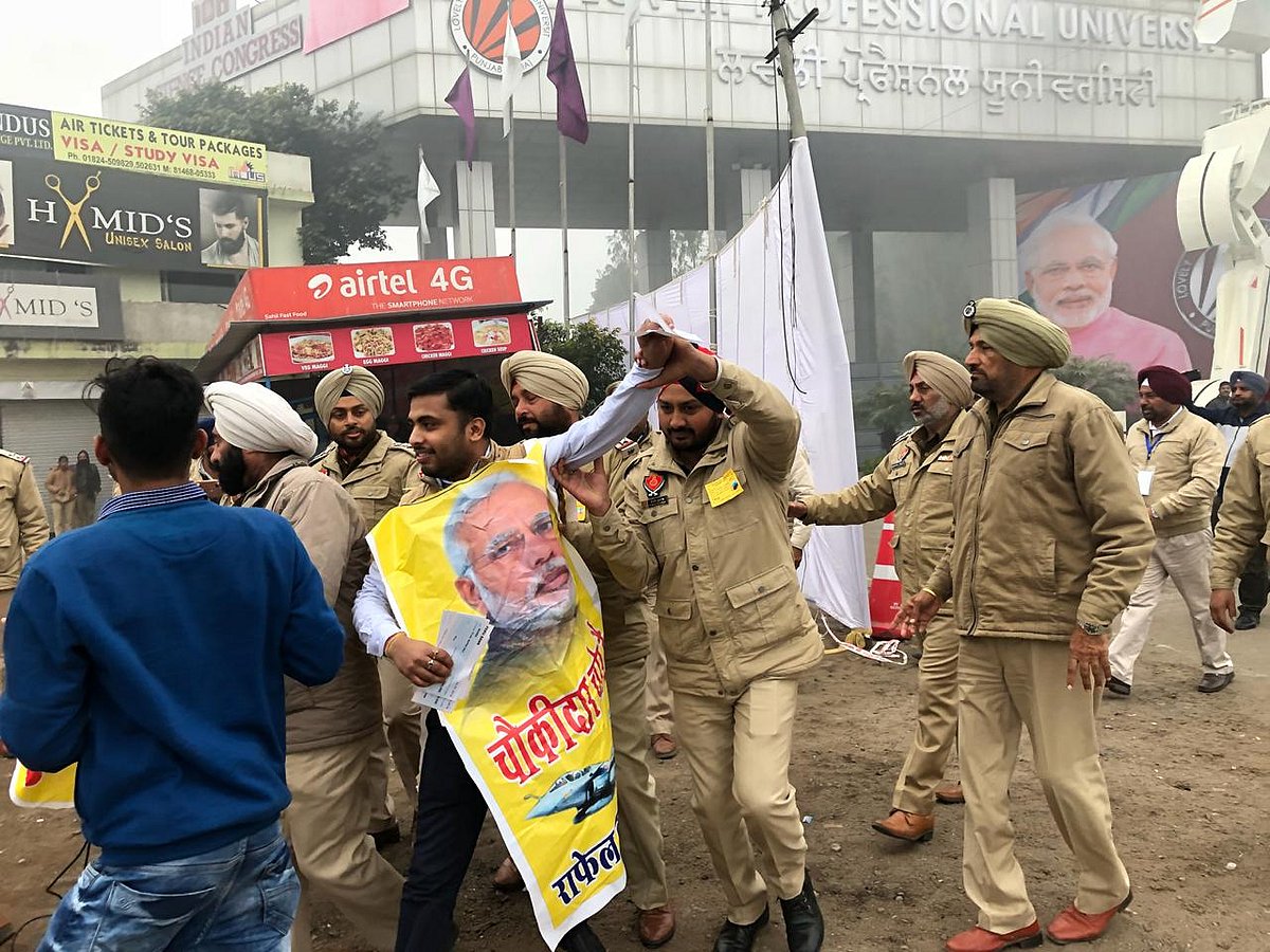 Congress party members detained for protesting against Modi in Jalandhar