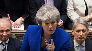 UK govt survives no-confidence vote by tiny margin