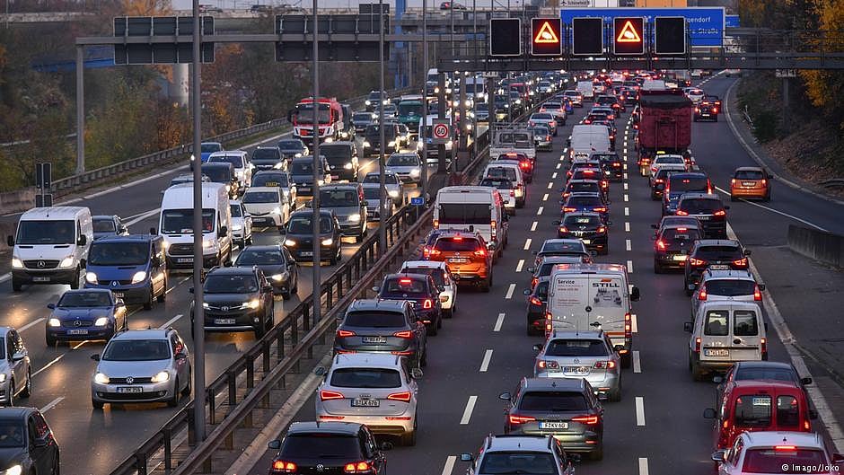 Massive traffic jams in Delhi due to fair at Pragati Maidan