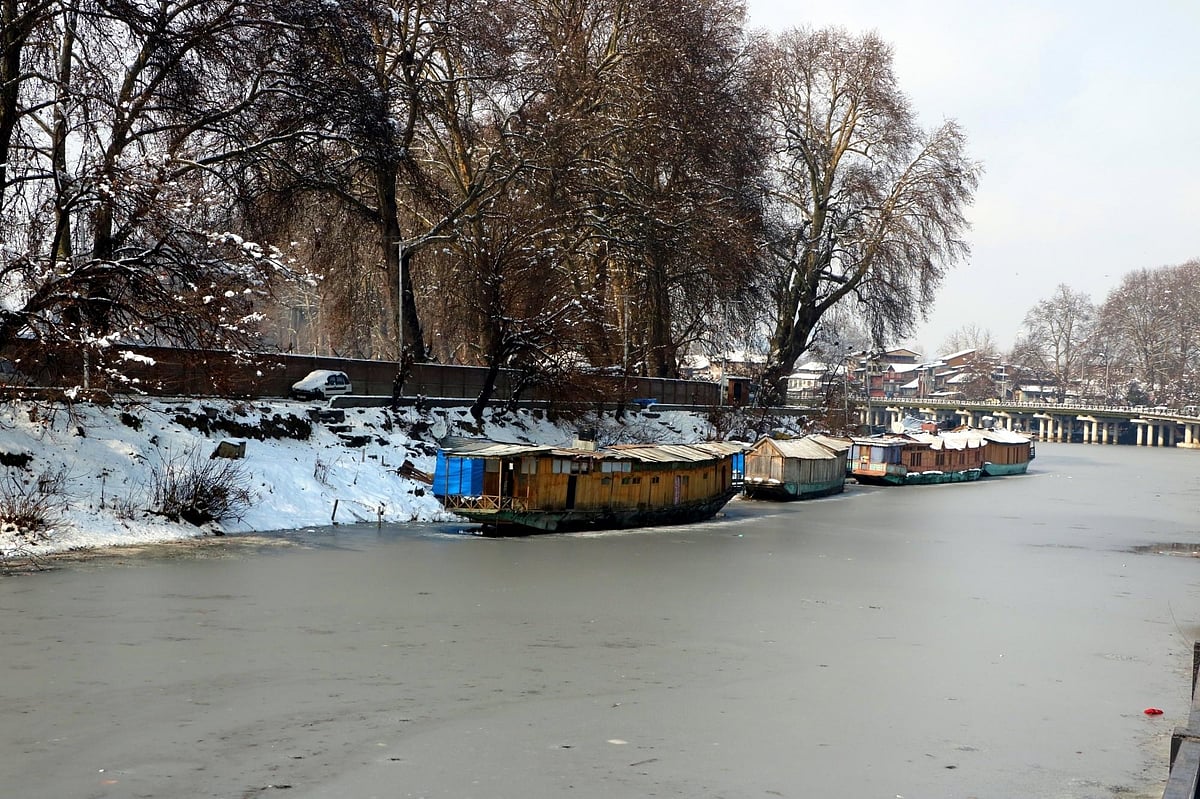Dal Lake partially freezes, Srinagar records coldest night in 30 years