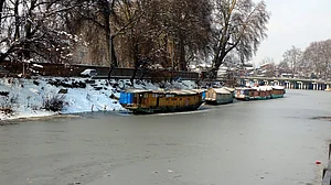 Dal Lake partially freezes, Srinagar records coldest night in 30 years