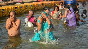 Kumbh Mela: Lakhs take holy dip on Paush Poornima