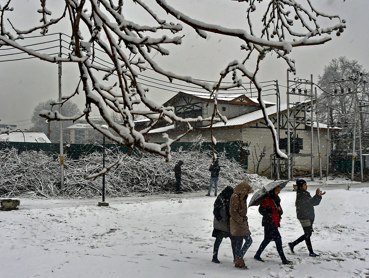 Snowfall breaks month-long dry spell in Kashmir       