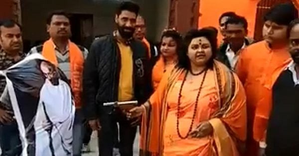 NCP protests demanding ban on Akhil Bharat Hindu Mahasabha for insulting Mahatma Gandhi
