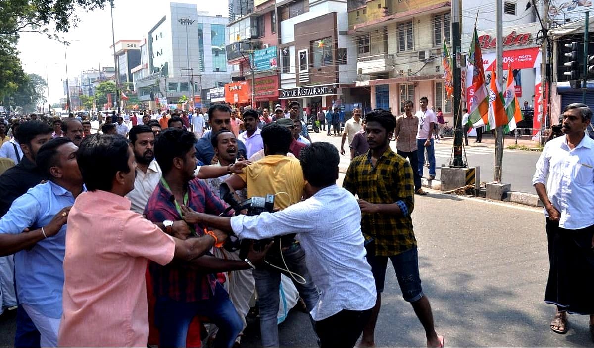 Kerala: Journalists attacked by Sangh Parivar activists after women enter Sabarimala temple 