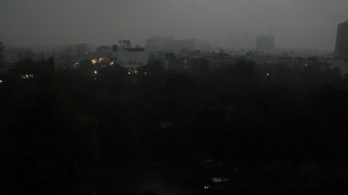 Tuesday in Delhi started with heavy shower and an overcast sky. But around nine it turned so dark that lights had to be turned on. The picture above was taken at Kaushambi at 9.20 am. See the vehicle below.