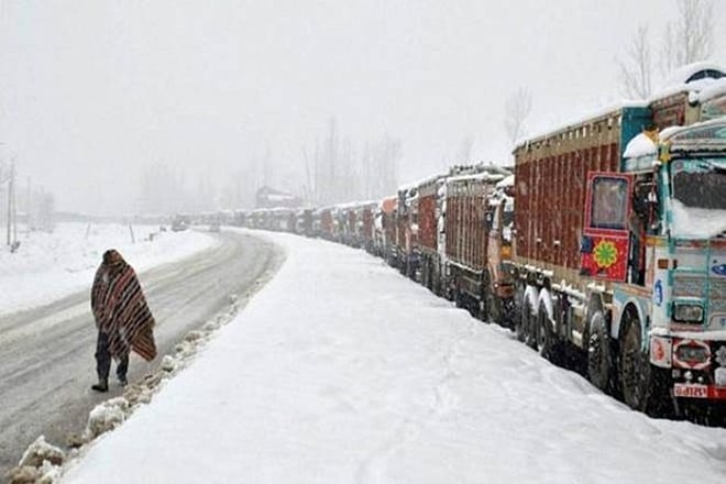 Avalanche hits Jawahar tunnel, Jammu-Srinagar highway closed