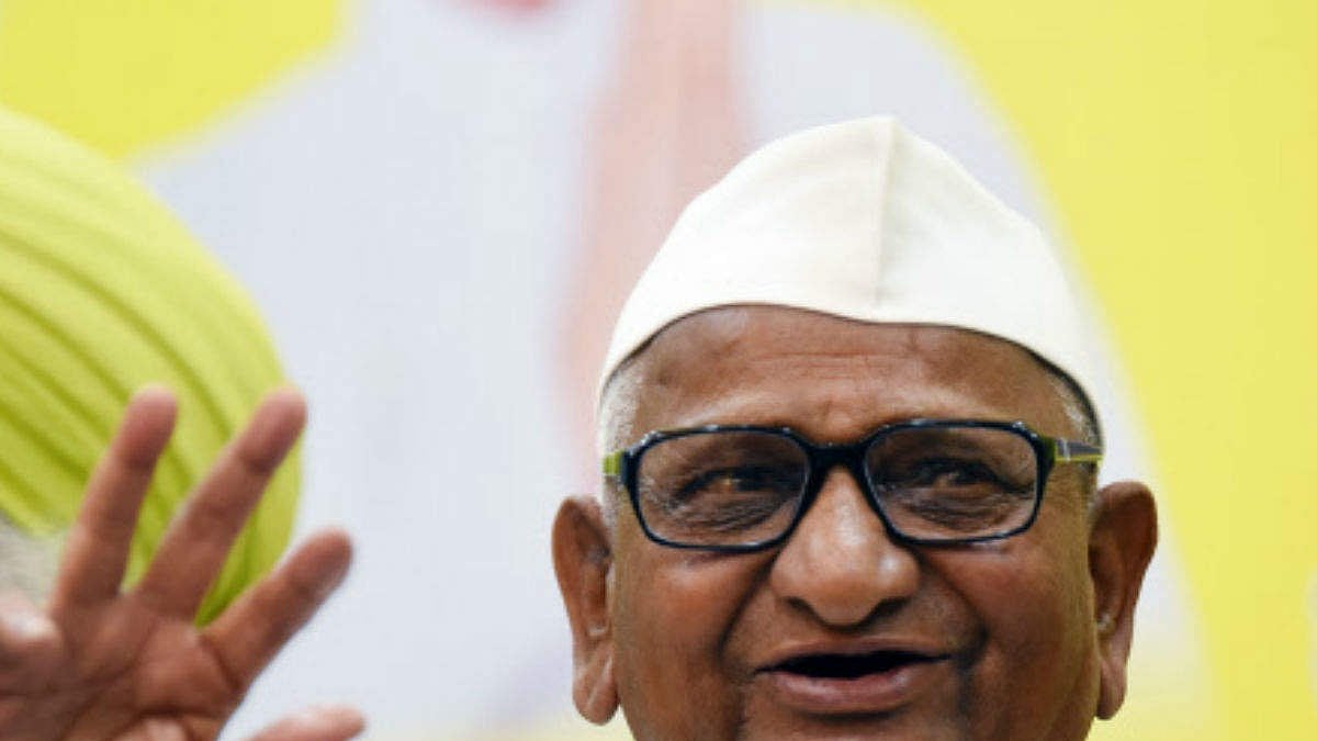Maharashtra CM, Union ministers meet Anna Hazare, urge him to call off fast