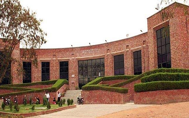 JNU writes to VP against ‘violation’ of HC order by MPs, teachers reject charge