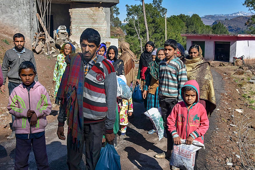 Families move away from Chhajla Patri village after shelling by the Pakistani Army near the Line of Control (LoC), in the Mankote sector of Poonch on Feb 27, 2019.&nbsp;