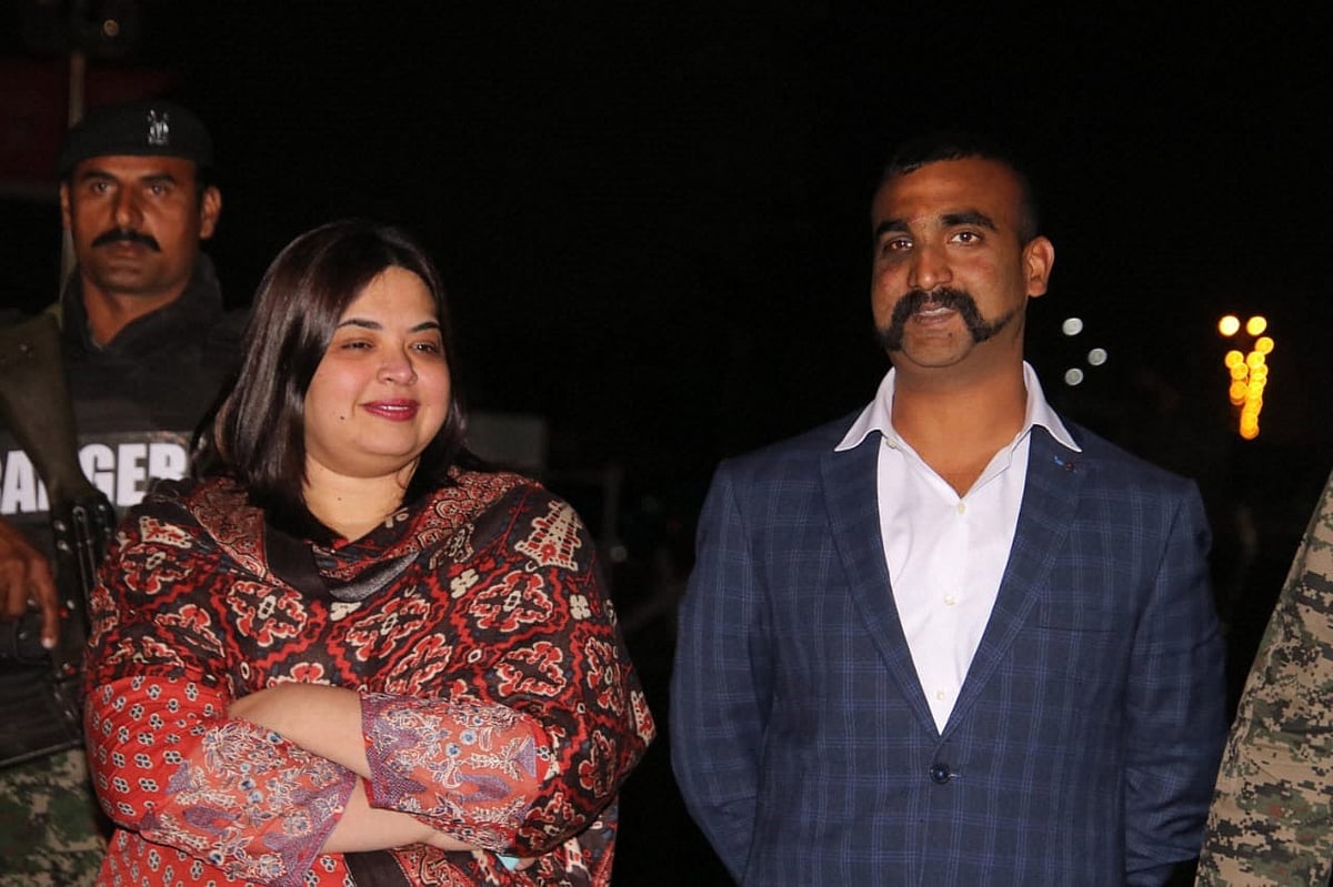 Who was the lady with Wing Commander Abhinandan at the Wagah border?