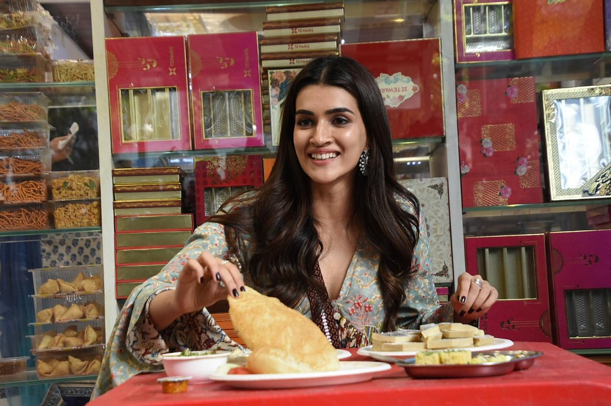 Marking highest opening, Kriti Sanon distributes Bareilly Ki Barfi