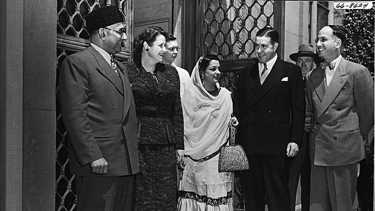 Begum Liaquat Ali Khan meets President of MIT; image shows Liaquat Ali Khan, Mrs. Killian, Begum Liaquat Ali Khan, James Rhyne Killian (from left to right)