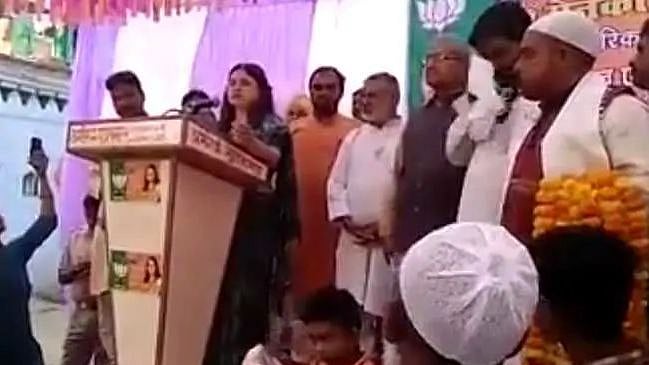 Maneka Gandhi warns Muslims to vote for her or face the music, video goes viral on social media