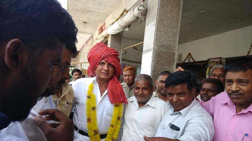 Congress’ candidate from Fatehpur Sikri, Raj Babbar, campaigning at a local village ahead of the April 18 vote/@RajBabbarMP