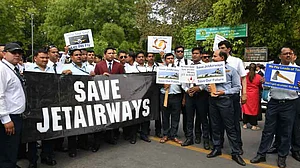 10 private airlines collapsing in three decades point to poverty of policy & ‘loot’ by promoters