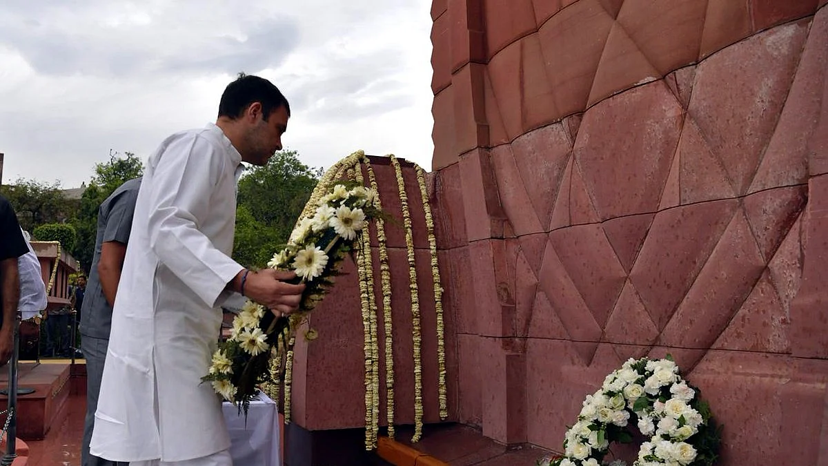Former Congress President Rahul Gandhi pays homage to martyrs of the Jallianwala Bagh massacre at Jallianwala Bagh in Amritsar (IANS)