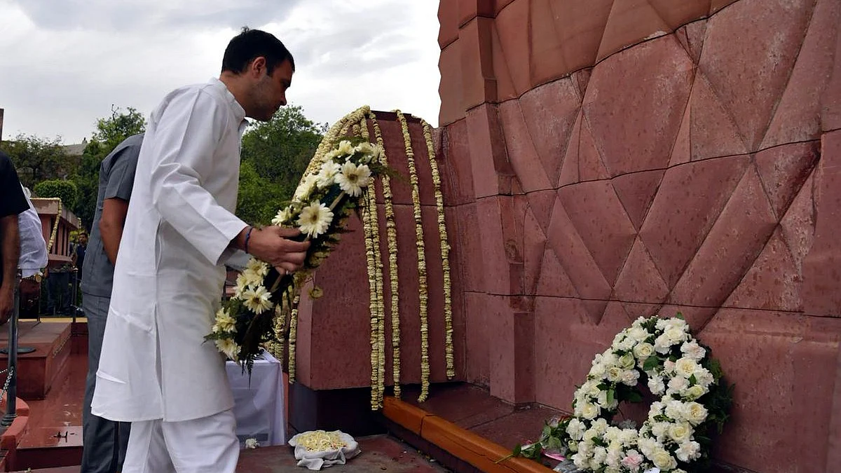 Congress President Rahul Gandhi pays homage to martyrs of the Jallianwala Bagh massacre at Jallianwala Bagh in Amritsar (IANS)