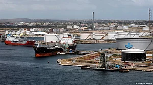 US imposes sanctions on 35 entities, vessels for transporting Iranian oils