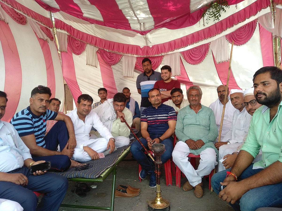 Lok Sabha polls: Opposition parties in Muzaffarnagar guard EVMs armed with lathis