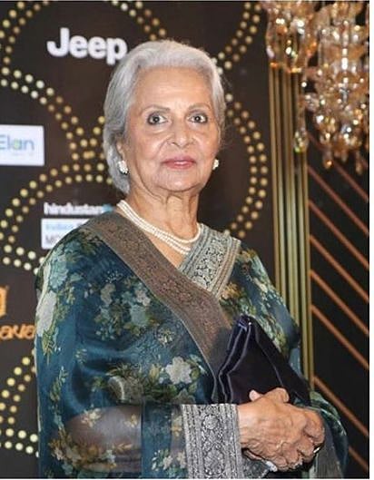 Waheeda Rehman models for designer Sabyasachi, looks elegant as ever! 