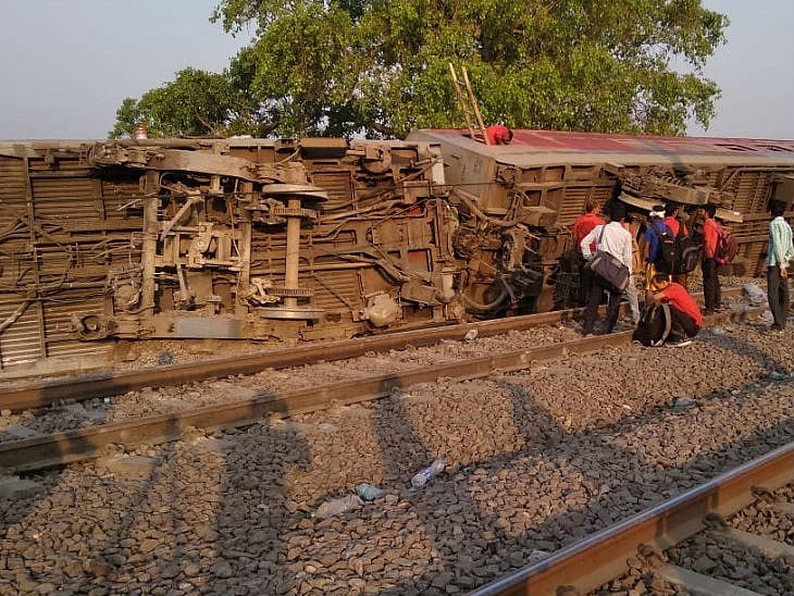Howrah-New Delhi Poorva Express derails near Kanpur, over 25 injured