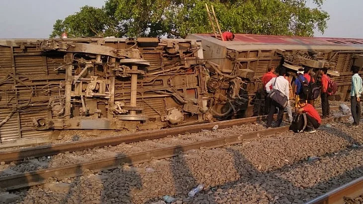 Howrah-New Delhi Poorva Express derails near Kanpur, over 25 injured