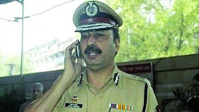 Ex-bureaucrats condemn Pragya’s remarks on Karkare; demand withdrawal of candidature 