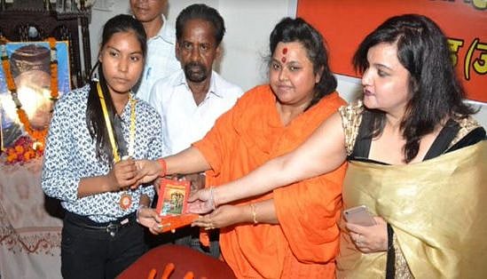 Akhil Bharat Hindu Mahasabha gives knives to children on Savarkar anniversary