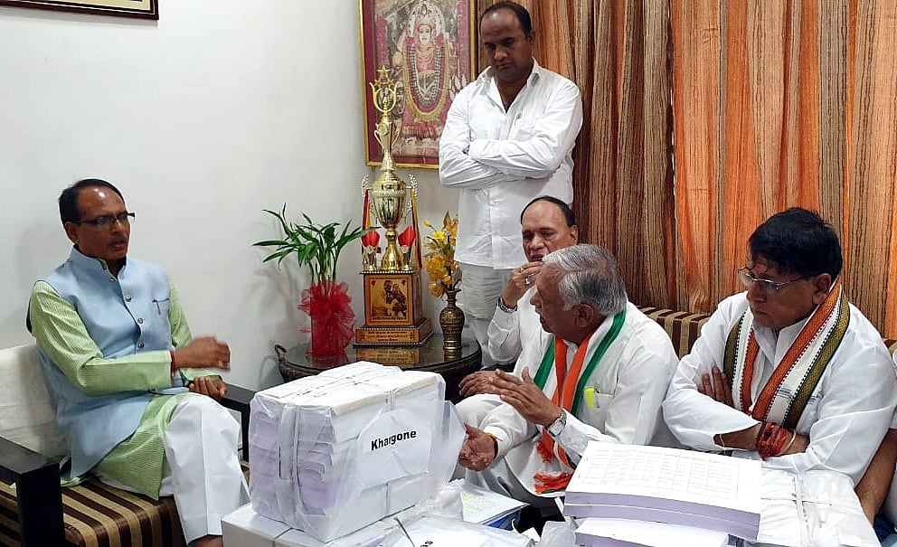Congress names 21 lakh farmers whose farm loans were axed