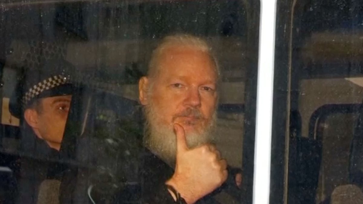 Swedish prosecutor issues formal request to hold Assange on rape suspicion 