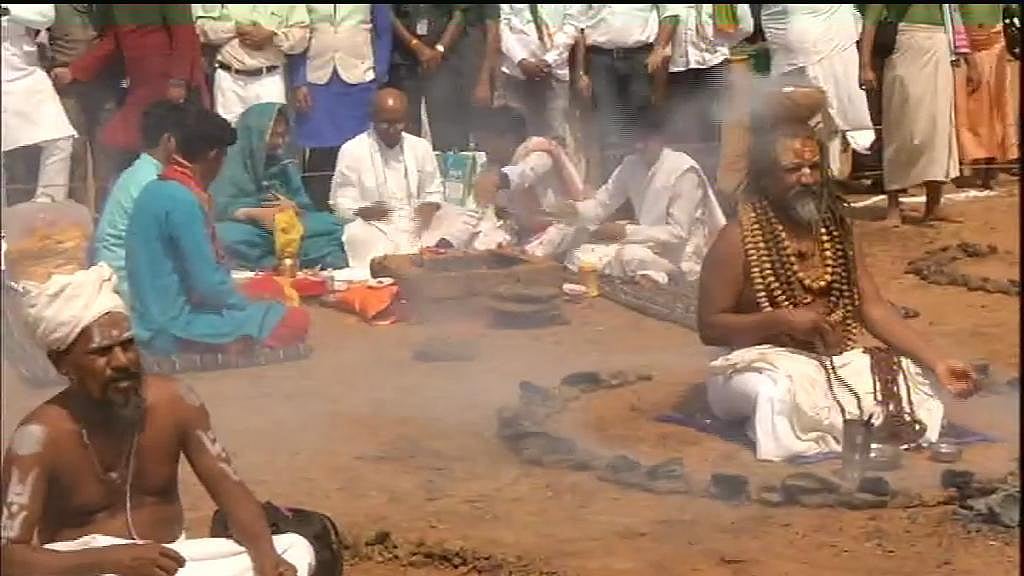 Congress leader Digvijaya Singh performs ‘pooja’ in the presence of Computer Baba (Social Media)