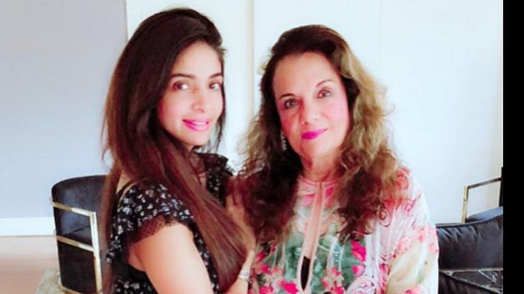 File photo of veteran actor Mumtaz with daughter Tanya (Twitter)