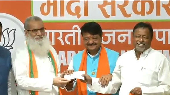 Trinamool Congress (TMC) MLA Monirul Islam (left) joins BJP in the presence of party General Secretary Kailash Vijayvargiya and senior leader Mukul Roy at the BJP headquarters in New Delhi on May 29, 2019.&nbsp;