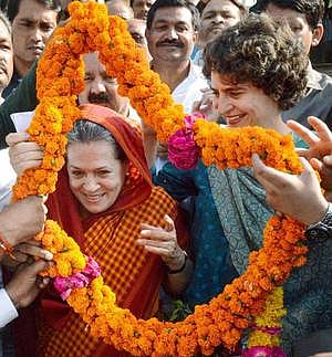 Sonia Gandhi, Priyanka visit Raebareli to thank voters 