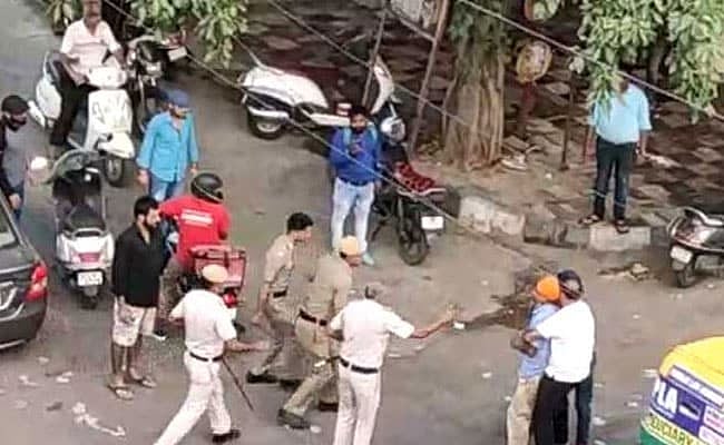 Watch: Street fight between Delhi police and auto driver who pulled out sword; 3 policemen suspended