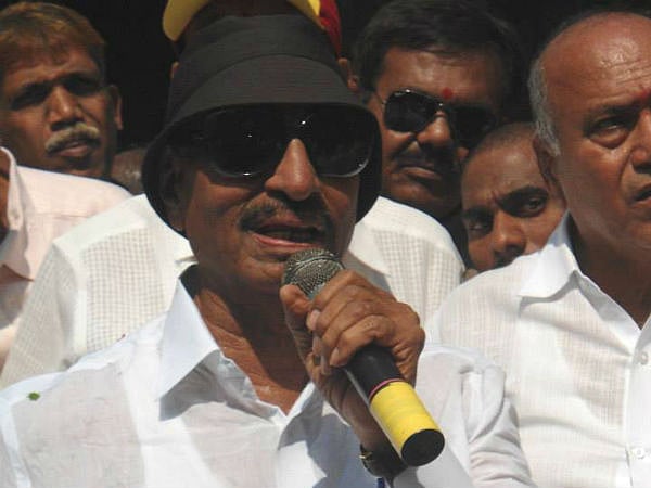 Pro-Kannada activist Vatal Nagaraj warns of stir against derogatory comments on Mahatma Gandhi