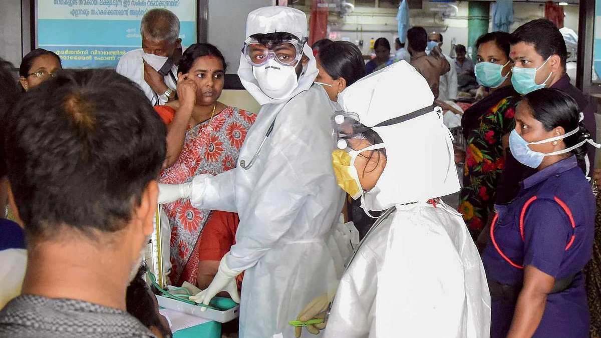 Medics and family members of the patients admitted at the Kozhikode Medical College after contracting Nipah virus (file photo).&nbsp;