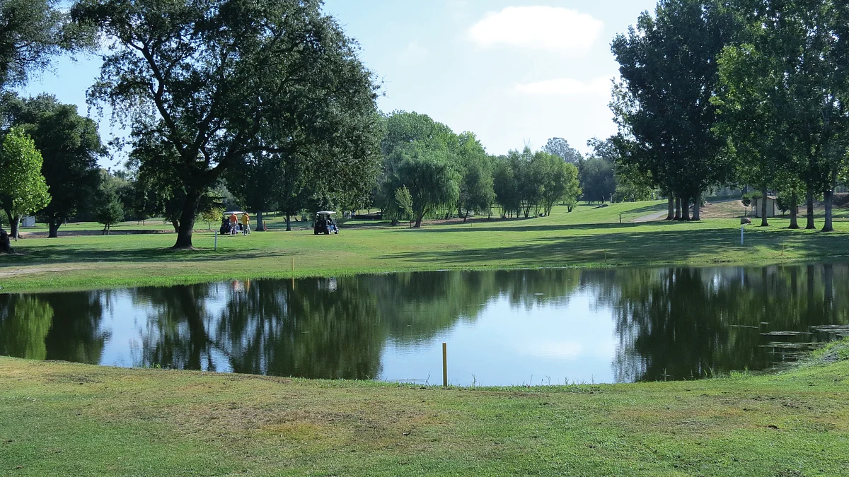 There is no shortage of water for the wealthy: from beer bars to golf clubs